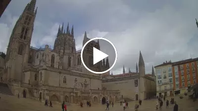 Webcam Burgos con vistas a la Catedral de Burgos te ofrece vistas panorámicas inigualables de la Plaza San Fernando y la imponente Catedral de Burgos. Sumérgete en la atmósfera única de esta joya arquitectónica.