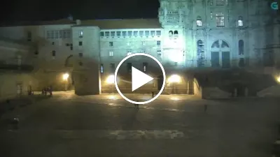 Webcam Santiago de Compostela en vivo con vista a la Plaza del Obradoiro y la Catedral de Santiago. Descubre en tiempo real la majestuosidad de la Plaza del Obradoiro, el corazón de Santiago de Compostela. Observa desde cualquier lugar del mundo la icónica Catedral de Santiago y el ambiente único de esta ciudad histórica, punto final del Camino de Santiago.