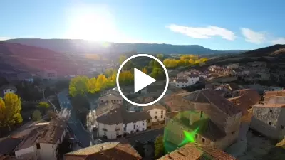 Webcam Villarroya de los PInares en directo desde el Torreón con vistas panorámicas a la localidad situada a 1337 m de altitud  y al valle del río Guadalope, en la comarca del Maestrazgo en la provincia de Teruel.